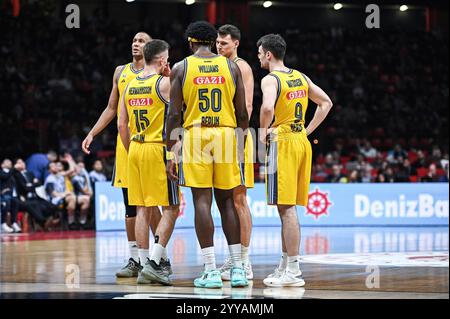 50 Trevion Williams con 15 Martin Hermannsson, 9 Jonas Mattisseck, 5 Yanni Wetzell e 19 Louis Olinde dell'Alba Berlin giocano durante l'Eurolega, round 17 match tra Olympiakos Pireo e Alba Berlin allo Stadio della Pace e dell'amicizia il 20 dicembre 2024, Pireo, Grecia. Foto Stock