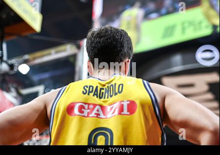 Pireo, Griechenland. 20 dicembre 2024. 3 Matteo spagnolo dell'Alba Berlin gioca durante l'Eurolega, round 17 match tra Olympiakos Pireo e Alba Berlin allo Stadio della Pace e dell'amicizia il 20 dicembre 2024, Pireo, Grecia. Credito: dpa/Alamy Live News Foto Stock