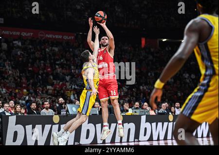 Pireo, Griechenland. 20 dicembre 2024. 16 Kostas Papanikolaou dell'Olympiakos Pireo gioca durante l'Eurolega, round 17 match tra Olympiakos Pireo e Alba Berlin allo Stadio della Pace e dell'amicizia il 20 dicembre 2024, Pireo, Grecia. Credito: dpa/Alamy Live News Foto Stock