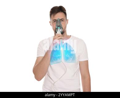 Uomo con asma che usa il nebulizzatore per inalazione su sfondo bianco. Illustrazione dei polmoni Foto Stock