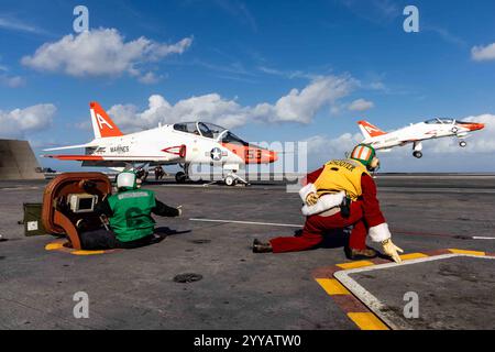 Il tenente Melvin Whitehurst, assegnato alla portaerei classe Nimitz USS George H.W. Bush (CVN 77), si prepara a lanciare un T-45C Goshawk Training Aircra Foto Stock