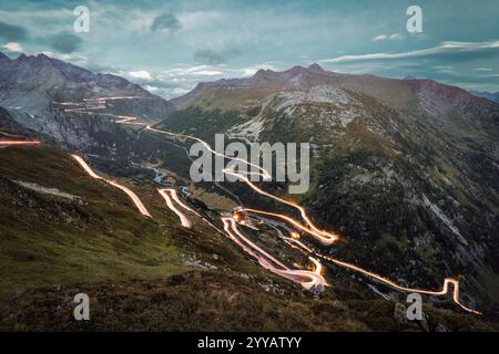 Furkapass Road nelle Alpi svizzere di notte Foto Stock