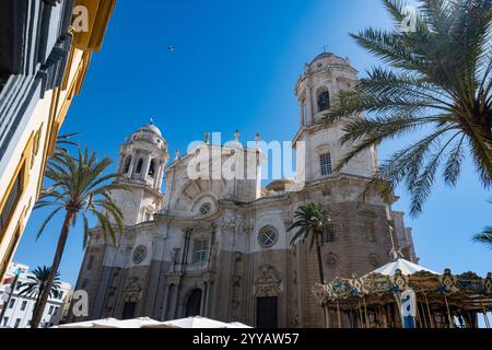 Camminando attraverso la città bianca di Cadice, una delle città e dei porti più antichi d'Europa sull'Oceano Atlantico nel sud della Spagna in Andalusia, meta turistica Foto Stock