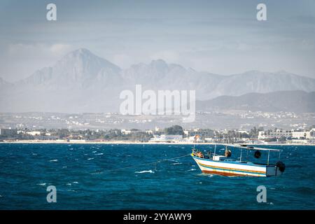Barca nella baia di Monastir Tunisia Foto Stock