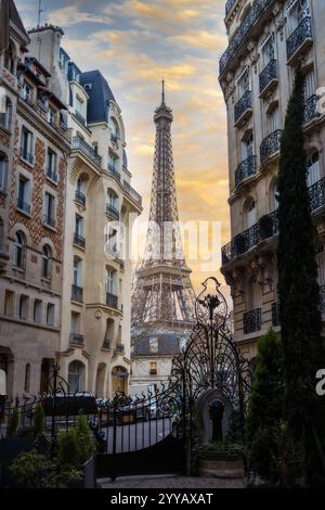 Torre Eiffel durante la notte al tramonto a Parigi, Francia Foto Stock