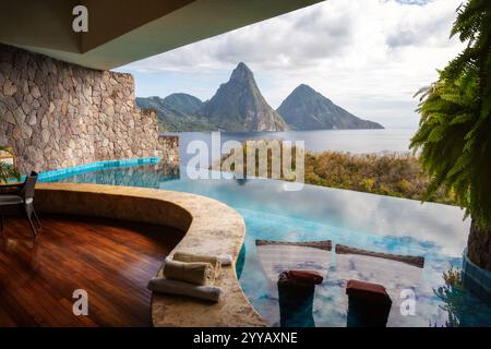 Piscina di lusso con vista sull'oceano Foto Stock
