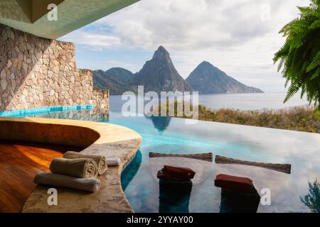Piscina di lusso con vista sull'oceano Foto Stock
