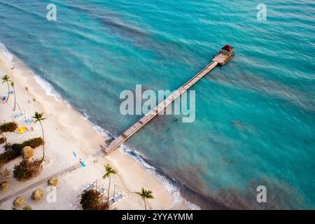 Spiaggia bianca turchese nella Repubblica Dominicana Foto Stock