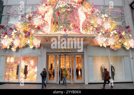 New York, Stati Uniti. 19 dicembre 2024. La gente esce dal negozio Dior sulla Fifth Avenue a Manhattan, New York. (Credit Image: © Jimin Kim/SOPA Images via ZUMA Press Wire) SOLO PER USO EDITORIALE! Non per USO commerciale! Foto Stock