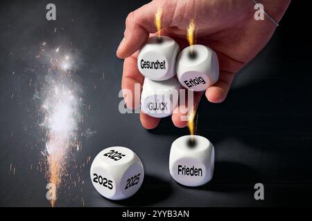 Baviera, Germania - 20 dicembre 2024: Fuochi d'artificio d'argento accompagnano i cubi brillanti con auguri di pace, salute, successo e felicità per l'anno 2025. La mano che tiene i cubi simboleggia la speranza e la transizione verso un nuovo anno pieno di opportunità ed energia positiva. Un'immagine perfetta per il nuovo anno 2025 per inviare i desideri di Capodanno e festeggiare la fine dell'anno 2024/2025. FOTOMONTAGGIO *** Silbernes Feuerwerk begleitet die leuchtenden Würfel mit Wünschen wie Frieden, Gesundheit, Erfolg und Glück für das Jahr 2025. Die Hand, Die Würfel hält, Symbolisiert die Hoffnung und den Übergang Foto Stock