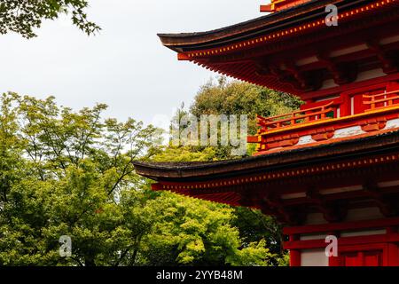 L'iconico tempio Kiyomizu-dera e la vista sulle montagne in una soleggiata giornata primaverile a Kyoto, Giappone Foto Stock