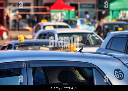 parcheggio taxi nell'area urbana della città, servizi di trasporto nella città africana Foto Stock