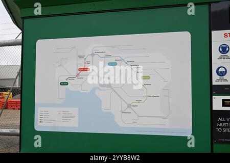 Mappa del Suburban Rail Loop proposto, accanto al cantiere della stazione ferroviaria della Monash University Foto Stock