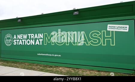 Firma che promuove una nuova stazione ferroviaria presso la Monash University, come parte del progetto infrastrutturale Suburban Rail Loop in costruzione Foto Stock