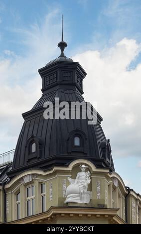 Splendida statua di Hermes nell'edificio di Sofia, Bulgaria Foto Stock