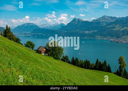 Sfondo paesaggistico. alpi svizzere e paesaggio lacustre. Paesaggio svizzero. Montagne svizzere e lago. Scenario idilliaco nelle Alpi con un fresco Foto Stock