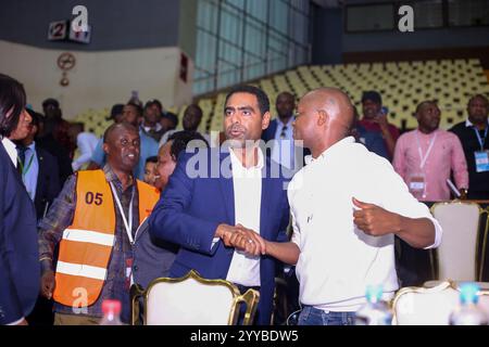 KASARANI, KENYA - 7 DICEMBRE: Il nuovo presidente della Federazione calcistica del Kenya Hussein Mohammed si congratula con il suo predecessore Nick Mwendwa duri Foto Stock