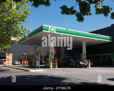Vista esterna della stazione di servizio BP nelle giornate di sole con foglie sporgenti in primo piano ad Adelaide, Australia. Foto Stock