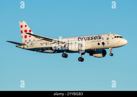 Avión de Línea Airbus A320 de la aerolínea Brussels Airlines aterrizando en el aeropuerto de Gran Canaria, Gando. Foto Stock