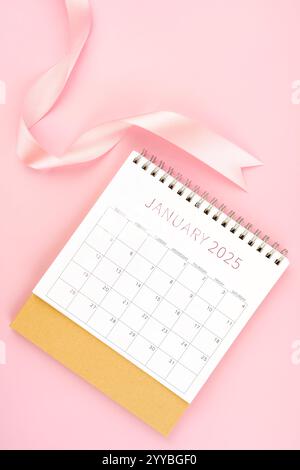 Calendario da tavolo gennaio 2025 con nastro rosa, Flat Lay. Foto Stock