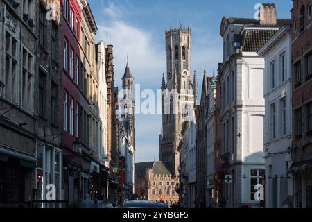 Vlamingstraat, museo dell'Historium nella residenza ufficiale del governatore neogotico del XX secolo e Belfort van Brugge gotico brabantino (Belfry di Bruges Foto Stock