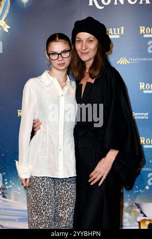 Jeanette Hain mit Tochter Malou Hain bei der Premiere des 20. Roncalli Weihnachtscircus im Tempodrom originale. Berlino, 20.12.2024 *** Jeanette Hain con la figlia Malou Hain alla prima dei 20 originali Roncalli WeihnachtsCircus al Tempodrom Berlin, 20 12 2024 foto:Xn.xKubelkax/xFuturexImagex roncalli 4238 Foto Stock