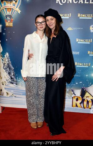 Jeanette Hain mit Tochter Malou Hain bei der Premiere des 20. Roncalli Weihnachtscircus im Tempodrom originale. Berlino, 20.12.2024 *** Jeanette Hain con la figlia Malou Hain alla prima dei 20 originali Roncalli WeihnachtsCircus al Tempodrom Berlin, 20 12 2024 foto:Xn.xKubelkax/xFuturexImagex roncalli 4236 Foto Stock