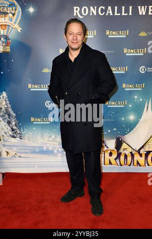 Trystan Pütter bei der Premiere des 20. Roncalli Weihnachtscircus im Tempodrom originale. Berlino, 20.12.2024 *** Trystan Pütter alla prima dei 20 originali Roncalli WeihnachtsCircus al Tempodrom Berlin, 20 12 2024 foto:Xn.xKubelkax/xFuturexImagex roncalli 4325 Foto Stock