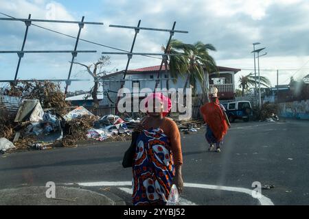 Parigi, Francia. 20 dicembre 2024. Michael Bunel/le Pictorium - MAYOTTE, ciclone Chido - 20/12/2024 - Francia/Parigi - due donne camminano per le strade devastate di una piccola terra. L'isola è devastata dal passaggio del ciclone Chido che ha colpito l'isola di Mayotte il 14 dicembre. La popolazione, già indigenti prima del ciclone, si lamentava della mancanza di aiuto nel loro vicinato. 20 dicembre 2024. Mamoudzou, Mayotte. Crediti: LE PICTORIUM/Alamy Live News Foto Stock