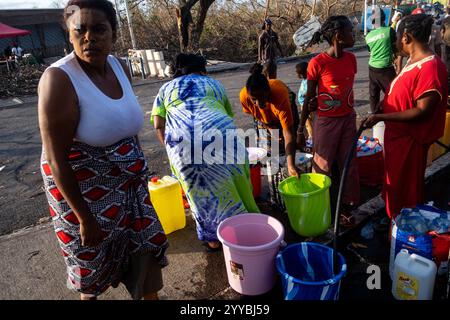 Parigi, Francia. 20 dicembre 2024. Michael Bunel/le Pictorium - MAYOTTE, ciclone Chido - 20/12/2024 - Francia/Parigi - donne e bambini hanno raccolto l'acqua da un rubinetto messo in servizio due giorni dopo il ciclone Chido. L'isola è devastata dal passaggio del ciclone Chido che ha colpito l'isola di Mayotte il 14 dicembre. La popolazione, già indigenti prima del ciclone, si lamentava di una mancanza di sollievo. 20 dicembre 2024. Mamoudzou, Mayotte. Crediti: LE PICTORIUM/Alamy Live News Foto Stock