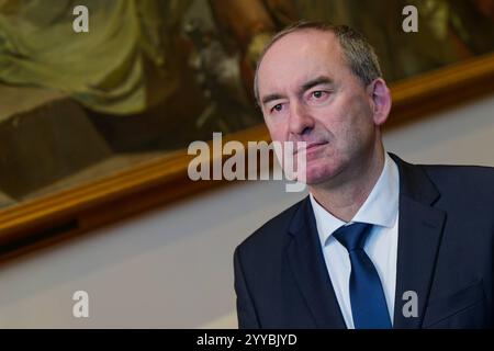 Hubert Aiwanger, Freie Wähler. Wirtschaftsminister und stellvertretender Bayerischer Ministerpräsident Hubert Aiwanger, FW , am Rand der Plenarsitzung. München Bayern Deutschland *** Hubert Aiwanger, libero elettori Ministro dell'economia e Vice Ministro bavarese Presidente Hubert Aiwanger, FW , a margine della sessione plenaria Monaco di Baviera Germania Copyright: XRolfxPossx Foto Stock