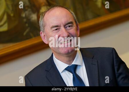 Hubert Aiwanger, Freie Wähler. Wirtschaftsminister und stellvertretender Bayerischer Ministerpräsident Hubert Aiwanger, FW , am Rand der Plenarsitzung. München Bayern Deutschland *** Hubert Aiwanger, libero elettori Ministro dell'economia e Vice Ministro bavarese Presidente Hubert Aiwanger, FW , a margine della sessione plenaria Monaco di Baviera Germania Copyright: XRolfxPossx Foto Stock