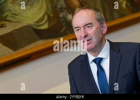 Hubert Aiwanger, Freie Wähler. Wirtschaftsminister und stellvertretender Bayerischer Ministerpräsident Hubert Aiwanger, FW , am Rand der Plenarsitzung. München Bayern Deutschland *** Hubert Aiwanger, libero elettori Ministro dell'economia e Vice Ministro bavarese Presidente Hubert Aiwanger, FW , a margine della sessione plenaria Monaco di Baviera Germania Copyright: XRolfxPossx Foto Stock