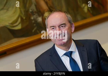 Hubert Aiwanger, Freie Wähler. Wirtschaftsminister und stellvertretender Bayerischer Ministerpräsident Hubert Aiwanger, FW , am Rand der Plenarsitzung. München Bayern Deutschland *** Hubert Aiwanger, libero elettori Ministro dell'economia e Vice Ministro bavarese Presidente Hubert Aiwanger, FW , a margine della sessione plenaria Monaco di Baviera Germania Copyright: XRolfxPossx Foto Stock