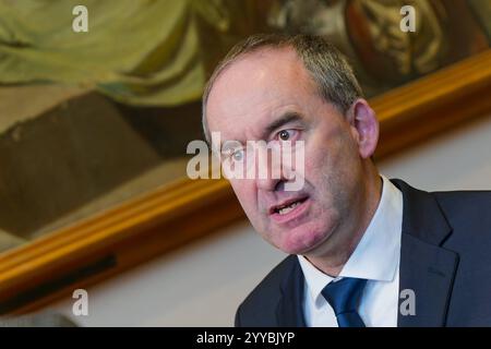 Hubert Aiwanger, Freie Wähler. Wirtschaftsminister und stellvertretender Bayerischer Ministerpräsident Hubert Aiwanger, FW , am Rand der Plenarsitzung. München Bayern Deutschland *** Hubert Aiwanger, libero elettori Ministro dell'economia e Vice Ministro bavarese Presidente Hubert Aiwanger, FW , a margine della sessione plenaria Monaco di Baviera Germania Copyright: XRolfxPossx Foto Stock