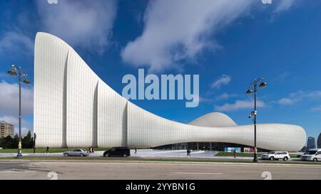 Baku, Azerbaigian - 7 maggio 2024: L'affascinante architettura del centro Heydar Aliyev si erge su un cielo azzurro. Progettato da Zaha Hadid, l'edificio combina forme fluide, mostrando un design moderno Foto Stock