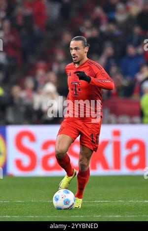 Leroy sane FC Bayern Muenchen FCB (10) Aktion am Ball FC BAYERN MUENCHEN FCB VS RB LEIPZIG RBL 20.12.2024 REGOLAMENTI DFL VIETANO QUALSIASI USO DI FOTOGRAFIE COME SEQUENZE DI IMMAGINI E/O QUASI-VIDEO Foto Stock