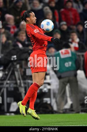 Leroy sane FC Bayern Muenchen FCB (10) Aktion am Ball FC BAYERN MUENCHEN FCB VS RB LEIPZIG RBL 20.12.2024 REGOLAMENTI DFL VIETANO QUALSIASI USO DI FOTOGRAFIE COME SEQUENZE DI IMMAGINI E/O QUASI-VIDEO Foto Stock