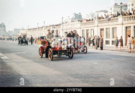 1904 Cadillac modello B 8 1/2hp ingresso posteriore Tonneau OLD21, e FP37 1898 carrozza per cani Star 3½ HP, concludendo il rally di auto da corsa da Londra a Brighton, 6 novembre 1960, Brighton, Sussex, Inghilterra, Regno Unito Foto Stock