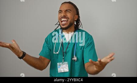 Giovane afroamericano con trecce che indossano scrub medici e stetoscopio isolato su sfondo bianco parete ridendo energicamente. Foto Stock