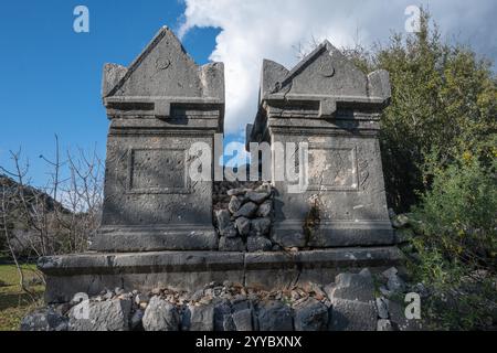 resti antichi nella sidyma turkey fethiye, tombe del tempio liciano Foto Stock
