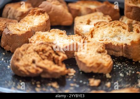 Fette di pane tostato dorato su un vassoio Foto Stock