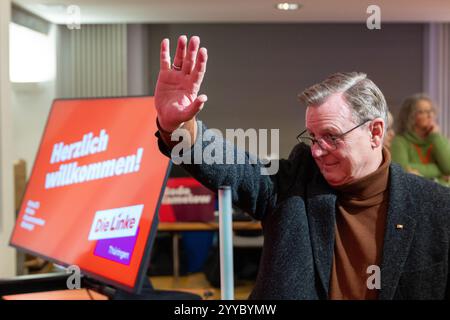 21 dicembre 2024, Turingia, Sömmerda: Bodo Ramelow (Die Linke), candidato principale del suo partito per le elezioni federali del 2025, ondata alla conferenza del partito di Die Linke Thüringen. I delegati vogliono stilare la lista statale per le elezioni federali del 2025. Foto: Michael Reichel/dpa credito: dpa Picture Alliance/Alamy Live News Foto Stock