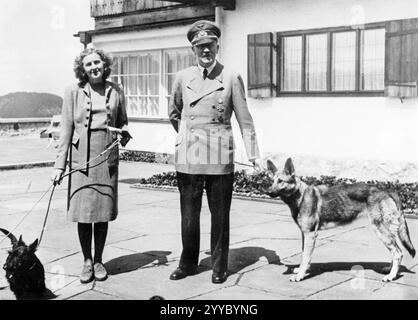 ADOLF HITLER ed Eva Braun al Berghof nel giugno 1942 con i loro cani. Hitler's è un pastore tedesco di nome Blondi ed Eva;s è uno dei due Terrier scozzesi di colore che possedeva Negus e Katushka. Foto Stock