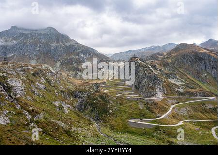 Un passo montano svizzero sulle Alpi che attraversa il massiccio del San Gottardo Foto Stock
