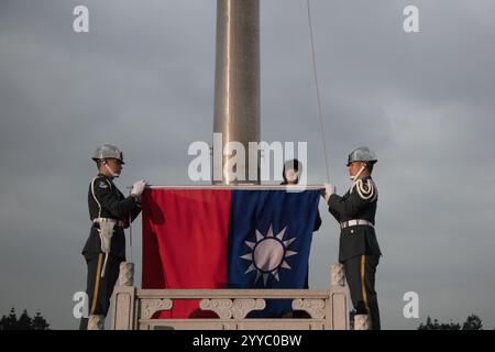 La Guardia d'Onore esegue la cerimonia di abbassamento della bandiera taiwanese in Piazza della libertà a Taiwan il 21 dicembre 2024. Foto Stock