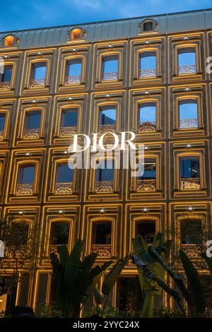 Bangkok, Thailandia - 14 dicembre 2024: Dior Gold House di notte con l'illuminazione. E' il nuovo concept store di Bangkok, a Ploenchit, quartiere dello shopping Foto Stock