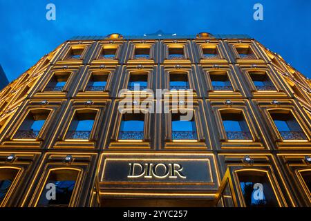 Bangkok, Thailandia - 14 dicembre 2024: Dior Gold House di notte con l'illuminazione. E' il nuovo concept store di Bangkok, a Ploenchit, quartiere dello shopping Foto Stock