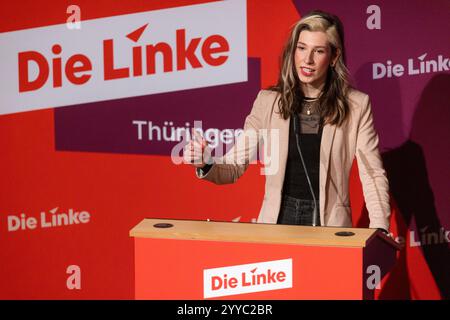 21 dicembre 2024, Turingia, Sömmerda: Donata Vogtschmidt parla alla conferenza di partito di Die Linke Thüringen nella Volkshaus sulla sua candidatura per il terzo posto nella lista. I delegati vogliono stilare la lista statale per le elezioni federali del 2025. Foto: Michael Reichel/dpa Foto Stock