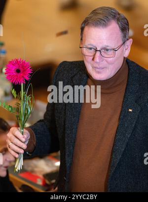 21 dicembre 2024, Turingia, Sömmerda: Bodo Ramelow (Die Linke), il principale candidato del suo partito per le elezioni federali del 2025, reagisce alla sua elezione al primo posto nella lista alla conferenza di Die Linke Thüringen. I delegati vogliono stilare la lista statale per le elezioni federali del 2025. Foto: Michael Reichel/dpa Foto Stock